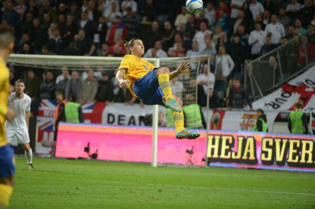 Zlatan Ibrahimovic a punto de marcar un gol histórico de volea